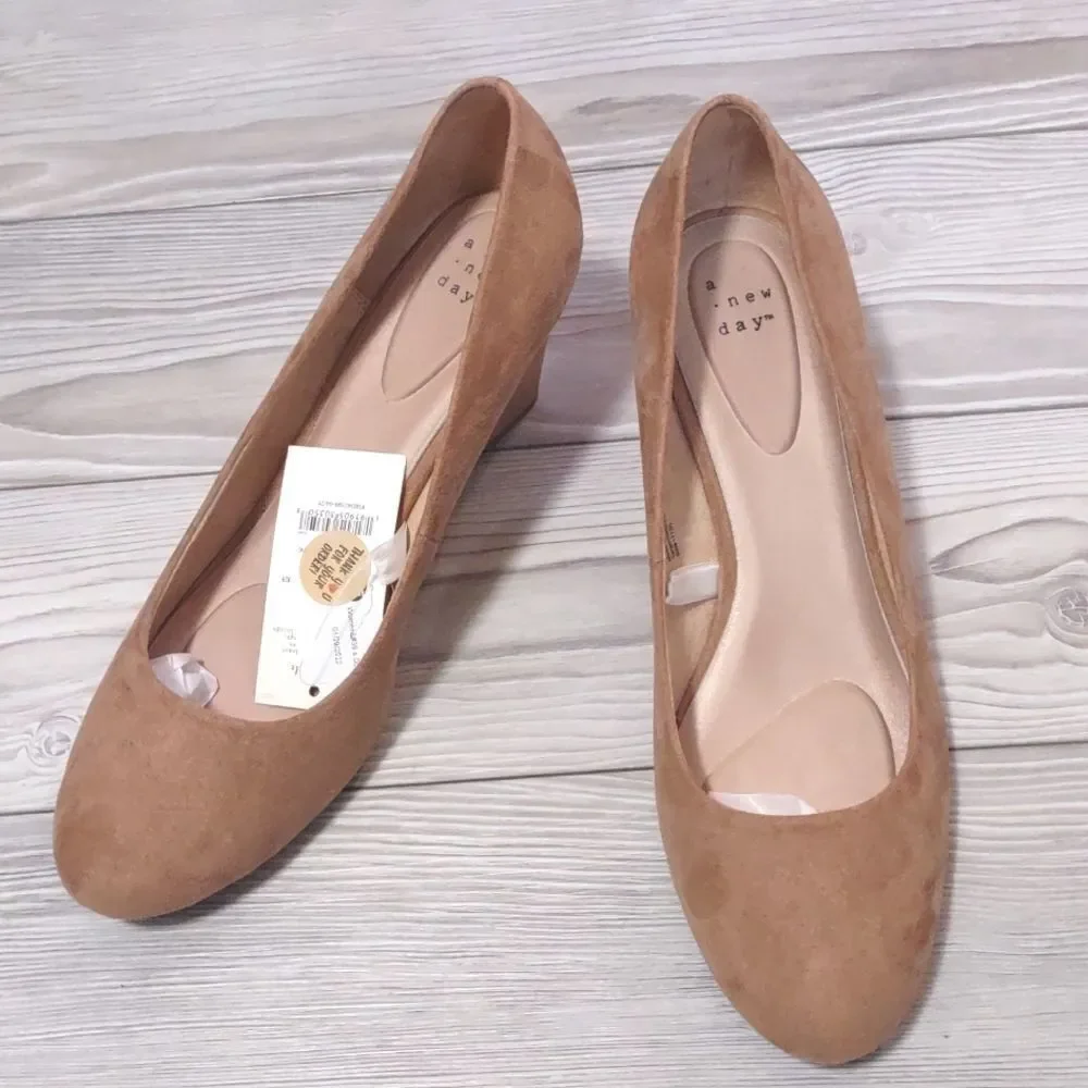 (22-2186)    A New Day  Dot Wedges Size 10W